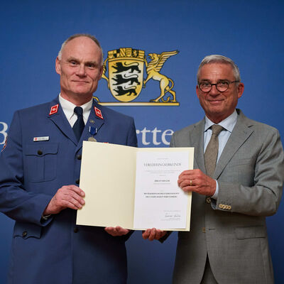 Das Bev�lkerungsschutz-Ehrenzeichen des Landes Baden-W�rttemberg erhielt jetzt J�rgen Riegger vom Malteser Hilfsdienst Villingen-Schwenningen durch Innenminister Thomas Strobl im Neuen Schloss in Stuttgart.