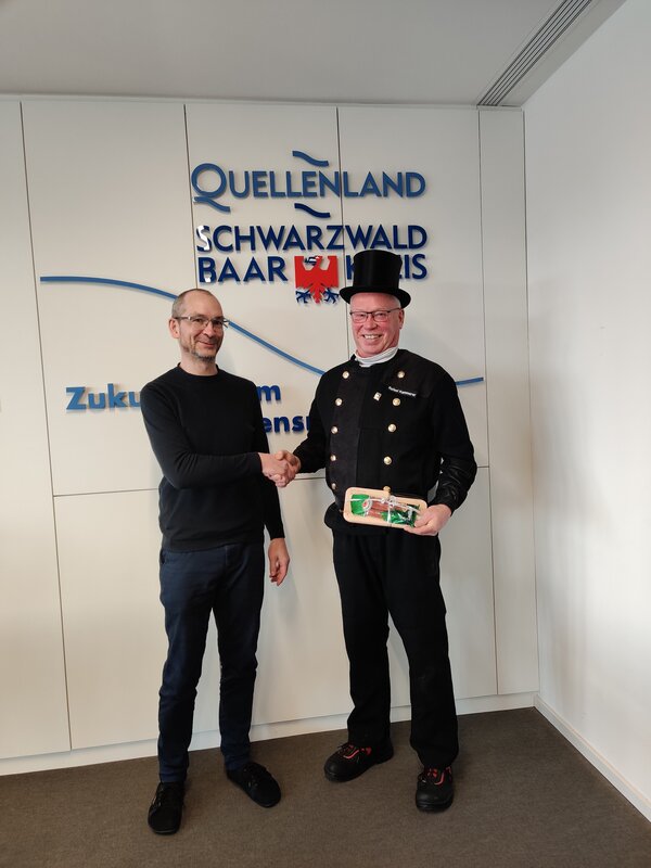 Rafael Kammerer wurde nach �ber 30-j�hriger T�tigkeit als Bezirksschornsteinfegermeister Im Kehrbezirk 19 in den wohlverdienten Ruhestand verabschiedet. (v. l.: Leiter des Amtes f�r Umwelt, Wasser- und Bodenschutz Jochen Herr, Bezirksschornsteinfegermeister Rafael Kammerer)