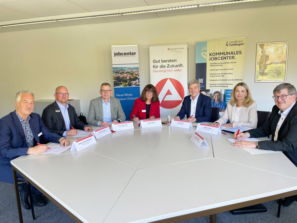 Unterzeichnung der Kooperationsvereinbarung f�r die Jugendberufsagentur Schwarzwald-Baar-
Heuberg: v.l. Joachim Schwarzfischer, Amtsleiter Kommunales Jobcenter Landkreis Tuttlingen; Thorsten Reutter, Gesch�ftsf�hrer Jobcenter Schwarzwald-Baar-Kreis; Landrat Sven Hinterseh,
Schwarzwald-Baar-Kreis; Sylvia Scholz, Vorsitzende der Gesch�ftsf�hrung der Agentur f�r Arbeit Rottweil - Villingen-Schwenningen; Landrat Stefan B�r, Landkreis Tuttlingen; Angela Jetter, Leitung Dezernat Soziales, Jugend, Versorgung, Landkreis Rottweil; Thomas Dautel, Gesch�ftsf�hrer Jobcenter Landkreis Rottweil