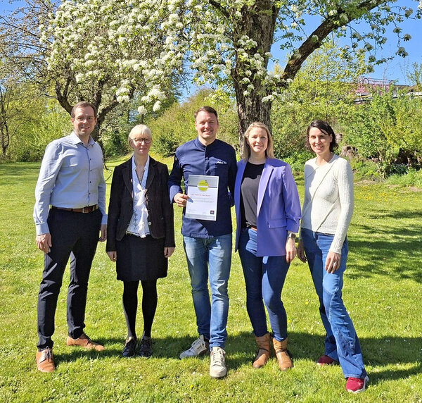 Andreas Haller, Amtsleiter Tourismus und Marketing der Stadt Donaueschingen und Christiane Wahl von der Stabsstelle Wirtschaft und Tourismus des Landratsamtes Schwarzwald-Baar-Kreis �berreichen der Inhaberfamilie Preis die Urkunde f�r das Pr�dikat �Qualit