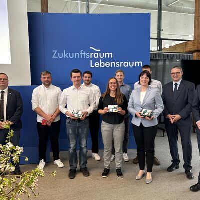 Die jeweils Klassenbesten beider Landbauklassen wurden von Landrat Sven Hinterseh und Abteilungspr�sident Michael Krumm geehrt und erhielten eine Auszeichnung in Anerkennung ihrer besonderen Leistungen. Geehrt wurden (v. l.) Marc N�gele, Simon Ko�biel, Vincent Fischerkeller, Elke Jauch, Alexander Sautter, Dr. Stephanie Schreiber und Jonathan Rometsch.