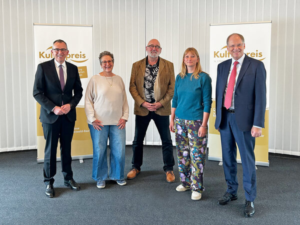 Der 27. Kulturpreis Schwarzwald-Baar 2026 ist in der Kategorie �Theater, Schauspiel, Kleinkunst� ausgeschrieben. Ab sofort k�nnen sich Nachwuchstalente bewerben. Landrat Sven Hinterseh (links im Bild) und Arendt Gruben, Vorstandsvorsitzender der Sparkasse Schwarzwald-Baar (rechts im Bild) stellen die Jury vor, die mit (v. l.) Ute Scholz vom Theater im Deutschen Haus in St. Georgen, Rolf Klaiber, ehemals H�rings Kulturcaf�, VS-Schwenningen und Marnie Schulz vom Theater am Turm in VS-Villingen besetzt ist. (@Landratsamt Schwarzwald-Baar-Kreis)