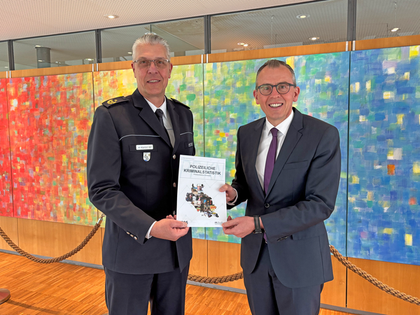 Polizeipr�sident J�rgen von Massenbach-Bardt �bergibt Kriminalstatistik 2025 an Landrat Sven Hinterseh