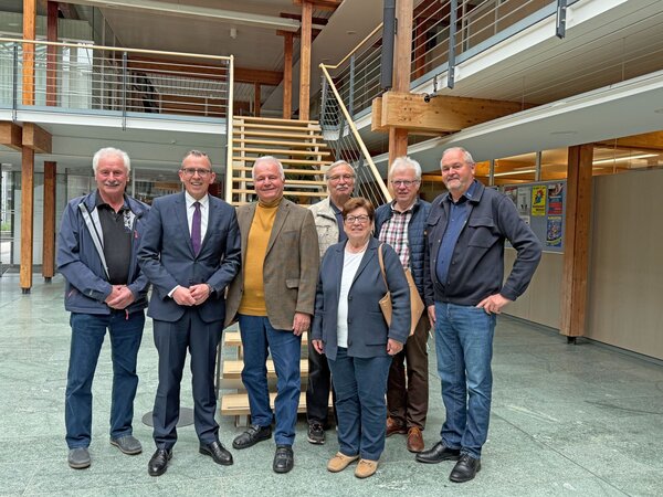 v. l.: Wolfgang Zimmermann, Landrat Sven Hinterseh, Kreisvorsitzender der CDA Schwarzwald-Baar-Kreis Gottfried Schmidt, Carola Gregg, Karl-Heinz Kienzler, Reinhold Engesser und B�rgermeister Rudolf Fluck tauschten sich im Landratsamt zu aktuellen kreispolitischen Themen aus.