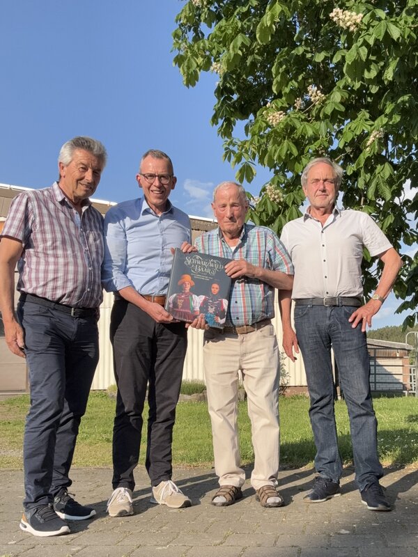 Landrat Sven Hinterseh zu Besuch bei Klaus Hall
