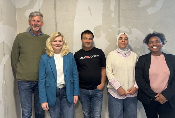 (v.l.) Markus Esterle, Teamleiter Sozialdienste Roter L�wen und Andrea Giurcich, Regionalbeauftragte Elterntalk vom Kreisjugendamt freuen sich mit den Elterntalk-Moderatoren Engin K�ker, Naoual Ramli und Maria Sander �ber den Start des neuen Pr�ventionsangebots Elterntalk.