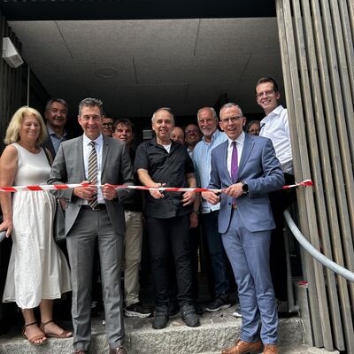 v. r. Landrat Sven Hinterseh, Schulleiter Reiner J�ger und Oberb�rgermeister Erik Pauly er�ffneten offiziell gemeinsam mit Kreisr�tinnen und Kreisr�ten die frisch sanierte Kreissporthalle der Gewerblichen Schulen Donaueschingen.