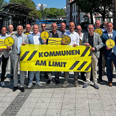Der Schwarzwald-Baar-Kreis und die St�dte und Gemeinden haben am Montag, 22. Juni bei der bundesweiten Aktion �Kommunen am Limit� in VS Villingen ein Zeichen f�r die finanzielle Not der Kommunen gesetzt. Gemeinsam appellierten sie an den Bund: �Erwartungen, Standards und Aufgaben steigen stetig - zumeist ohne ausreichende Finanzierung. Diese Entwicklung gef�hrdet die kommunale Handlungsf�higkeit - und damit die Funktionsf�higkeit unseres Gemeinwesens insgesamt.�