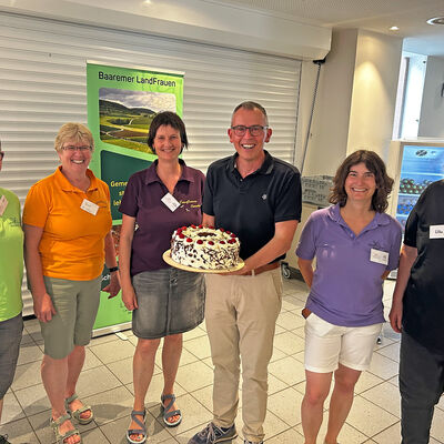Landrat Sven Hinterseh (4. von links) gratulierte der Beratungsstelle f�r Eltern, Kinder und Jugendliche (BEKJ) zum 50-j�hrigen Bestehen und der Interdisziplin�ren Fr�hf�rderstelle (IFF) zum 20-j�hrigen Jubil�um. Der Tag der offenen T�r wurde durch die Baaremer und die Villinger Landfrauen bewirtet.