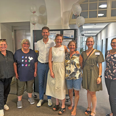 Die BEKJ und die IFF feierten mit einem Tag der offenen T�r Jubil�um. Silke Zube, Sozialdezernentin (links im Bild) und Daniel Mielenz, Leiter der BEKJ (3. von links) freuten sich, die Angebote der Beratungsstellen mit dem gesamten Team pr�sentieren zu k�nnen.