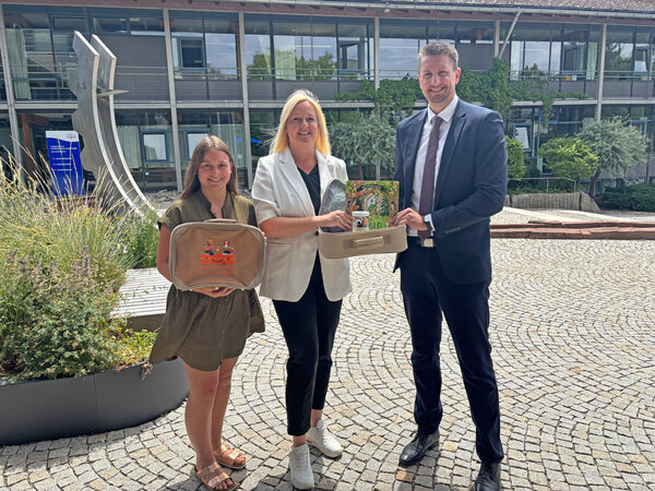 Der Vorlesekoffer f�r Vorschulkinder im Schwarzwald-Baar-Kreis hat ein
Upgrade erhalten. Deborah Wei�mann, Evelyn Mohrland beide vom Bildungsb�ro des Landratsamtes Schwarzwald-Baar-Kreis und Michael Pohl von der Sparkasse Schwarzwald-Baar freuen sich, dass die Koffer jetzt mit neuen und modernen Inhalten best�ckt sind.